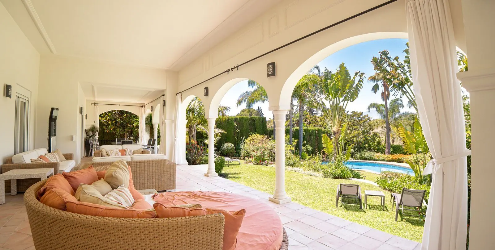 Venta de villa independiente en El Paraiso 22