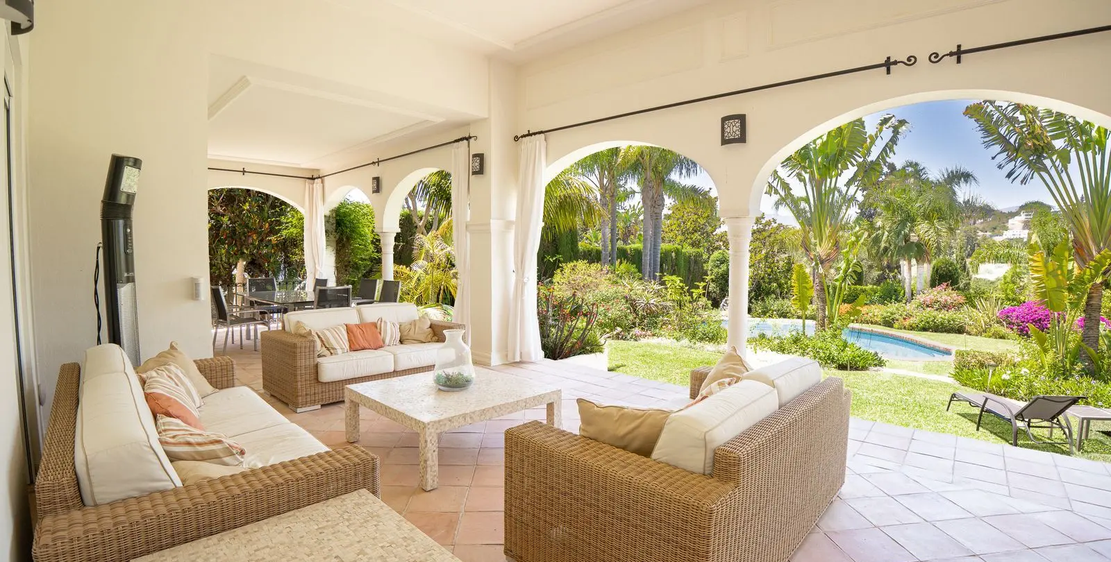 Venta de villa independiente en El Paraiso 23