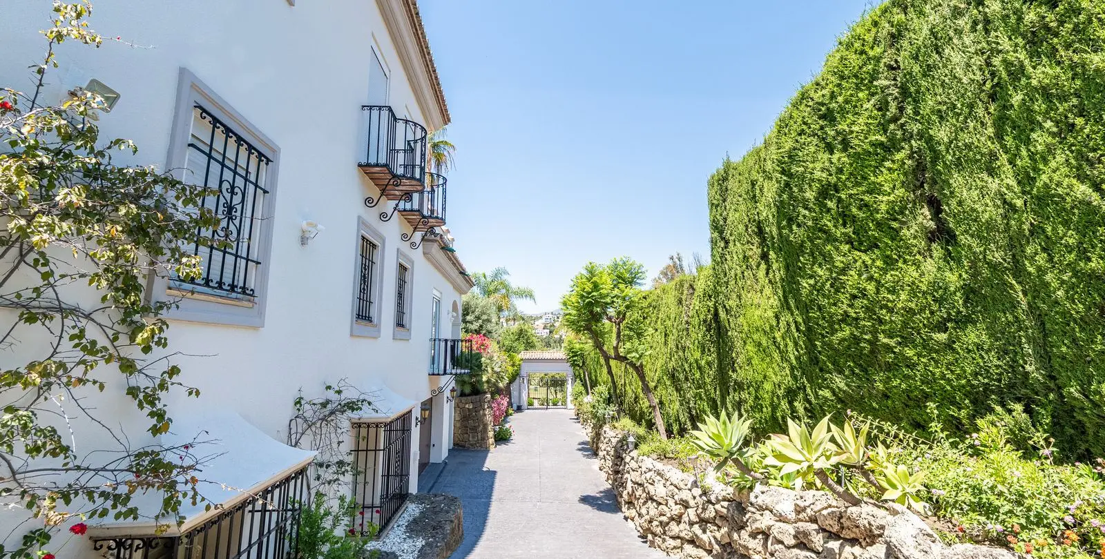 Venta de villa independiente en El Paraiso 27