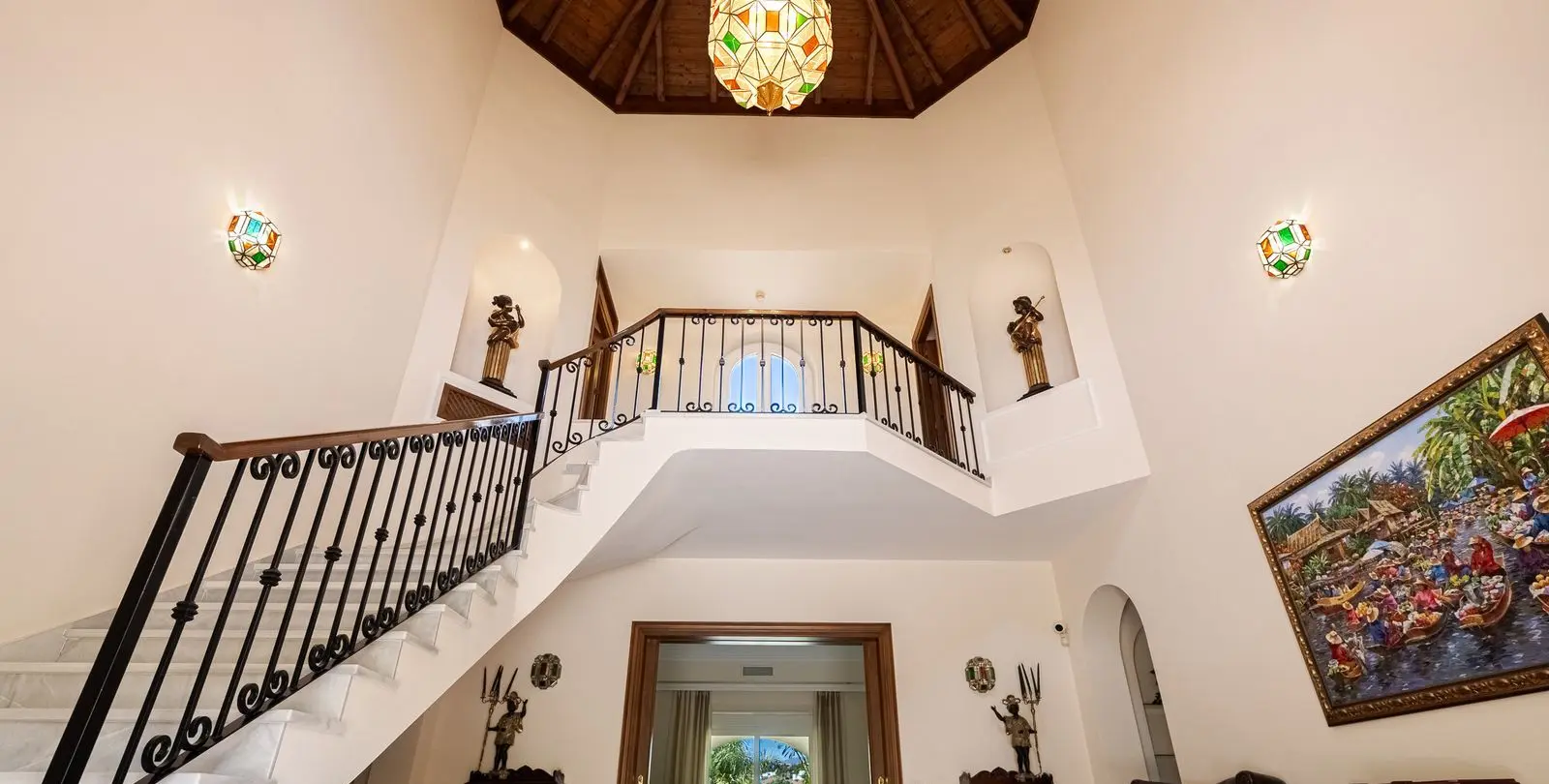 Sale of detached villa in El Paraiso 3