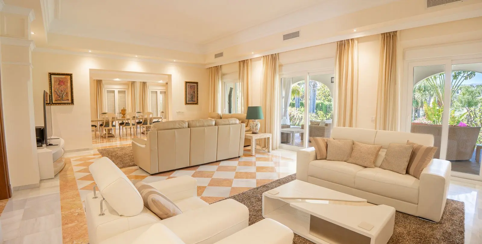 Sale of detached villa in El Paraiso 7