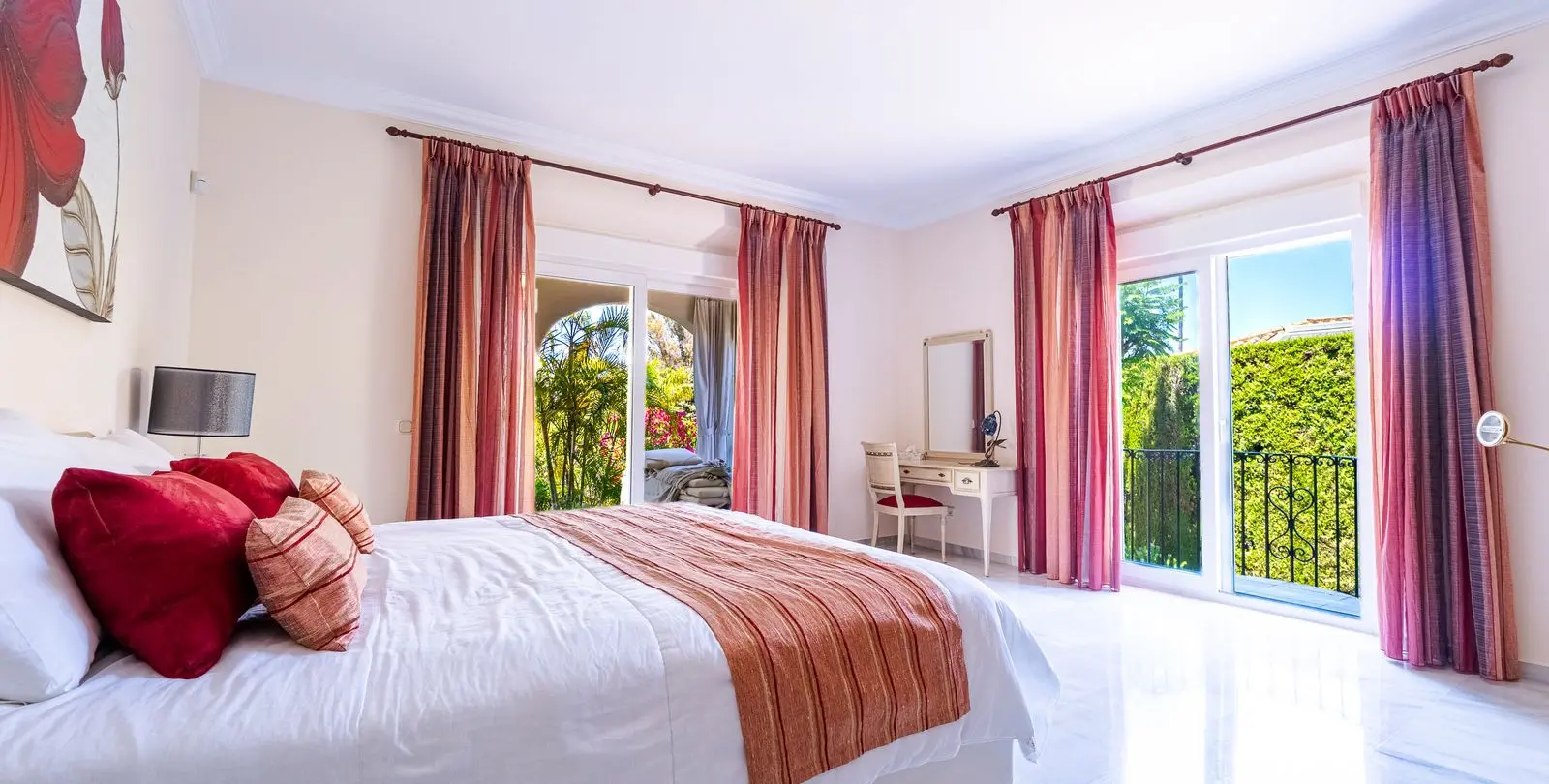 Sale of detached villa in El Paraiso 13