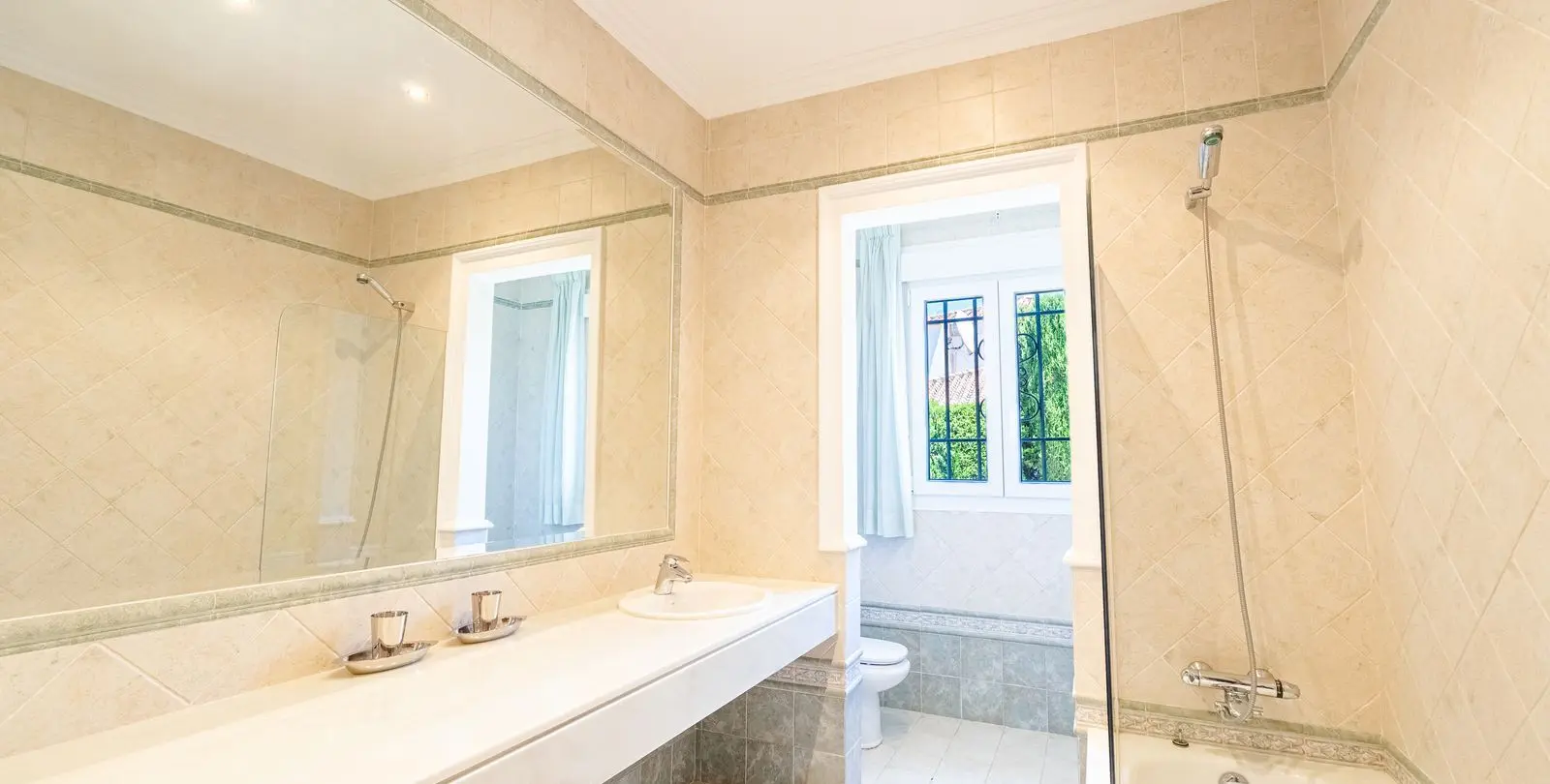 Sale of detached villa in El Paraiso 16