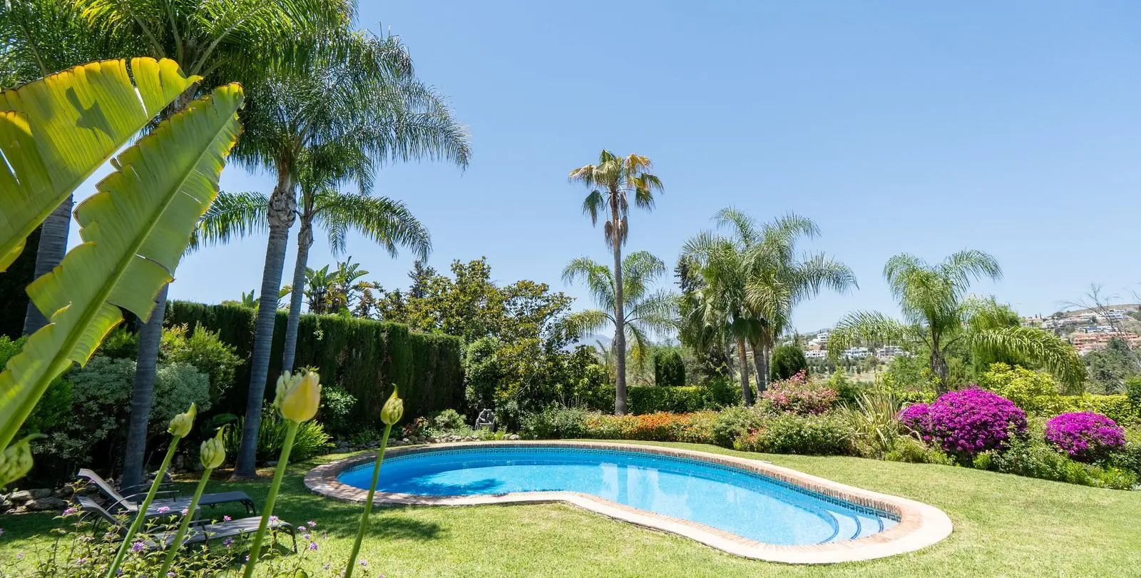 Sale of detached villa in El Paraiso 25