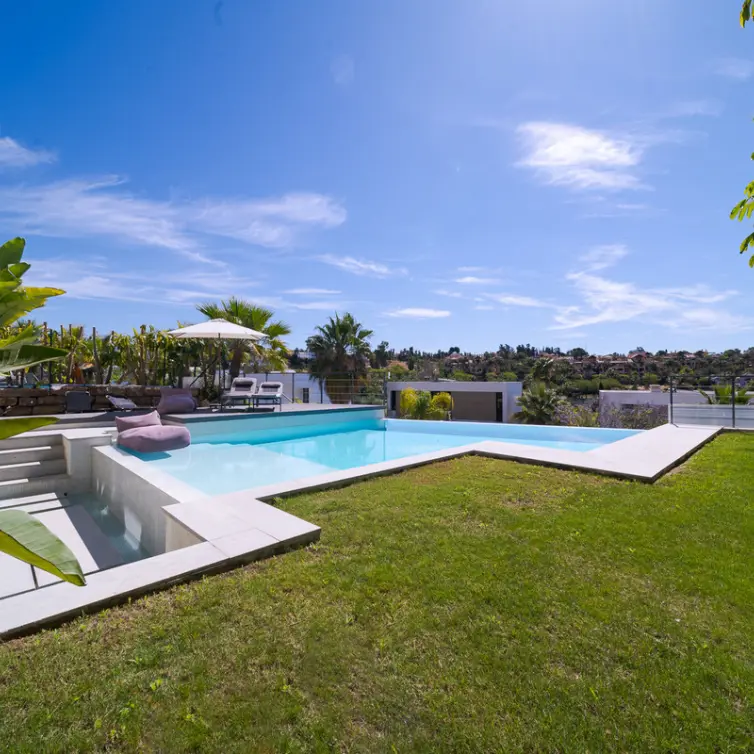 Short-term rent of detached villa in Estepona