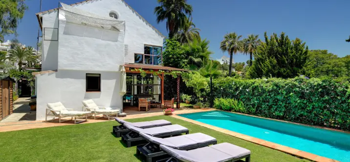 Long-term rent of detached villa in Nueva Andalucía 1