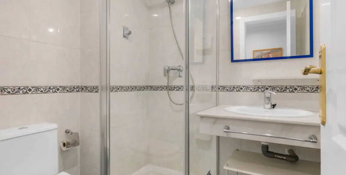 Venta de apartamento en planta media en Benalmadena Costa 17