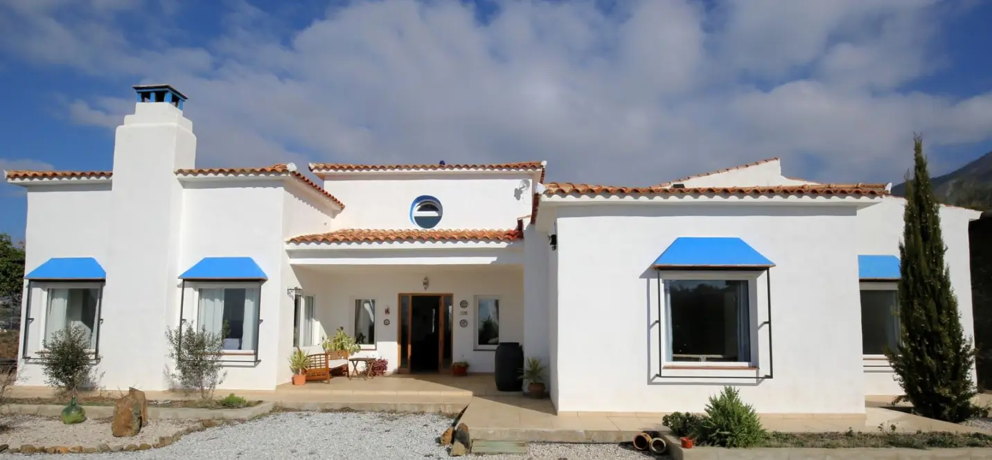 Sale of detached villa in Canillas de Aceituno 0