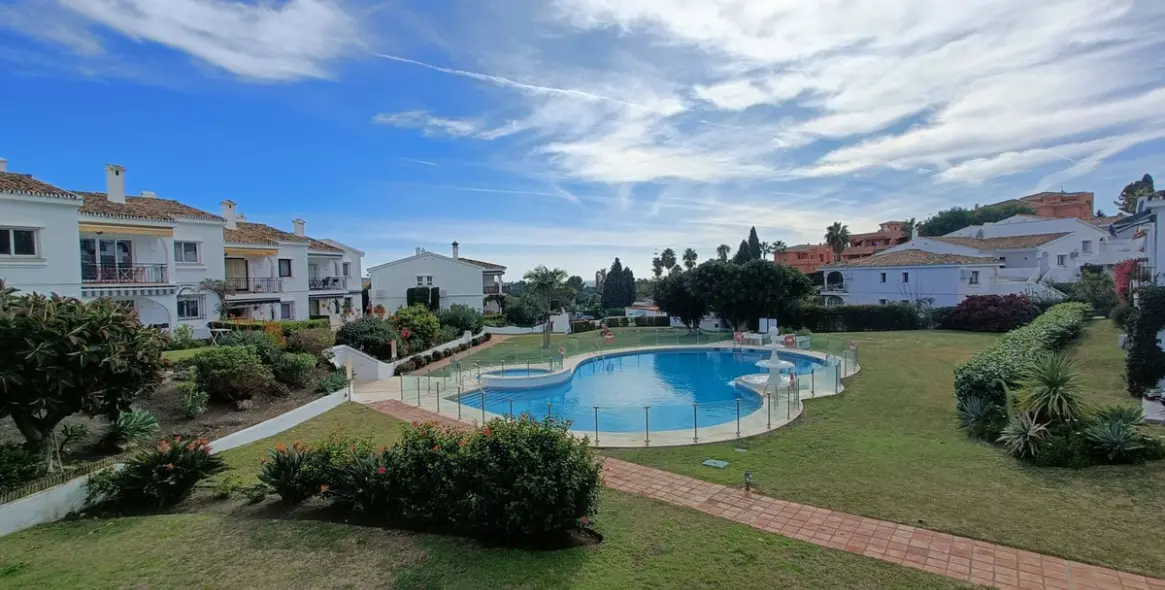 Short-term rent of penthouse in El Paraiso 3
