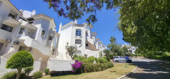 Sale of middle floor apartment in Calahonda 1