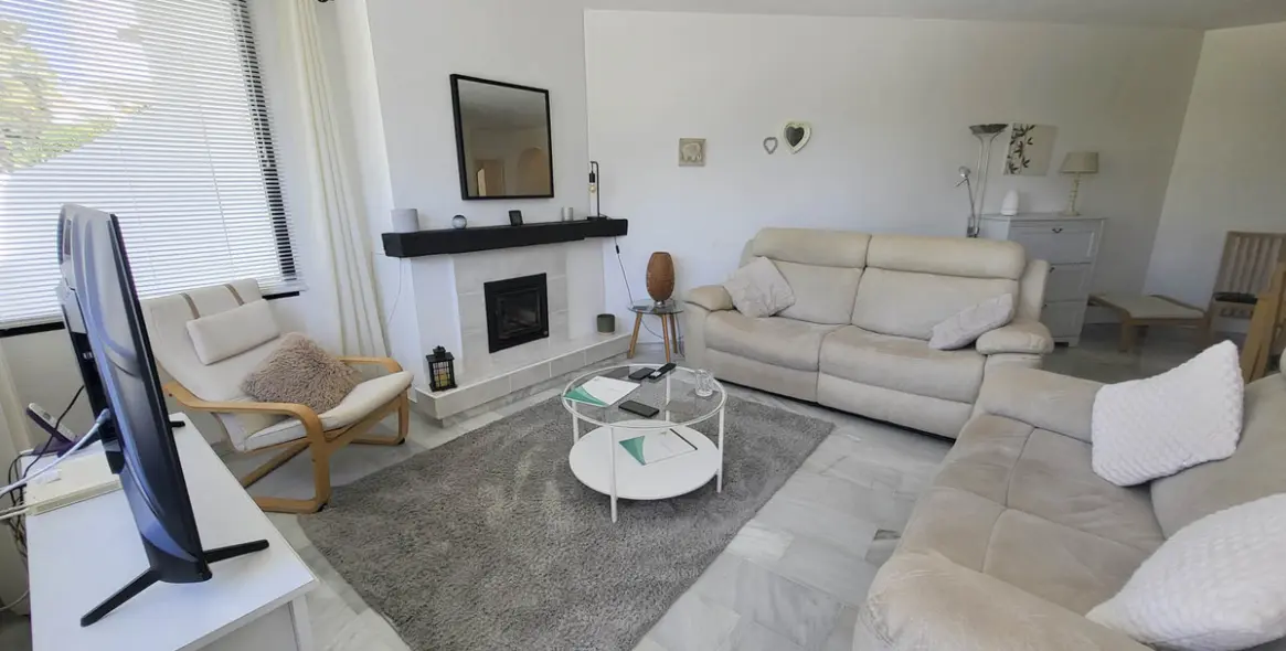 Sale of middle floor apartment in Calahonda 3