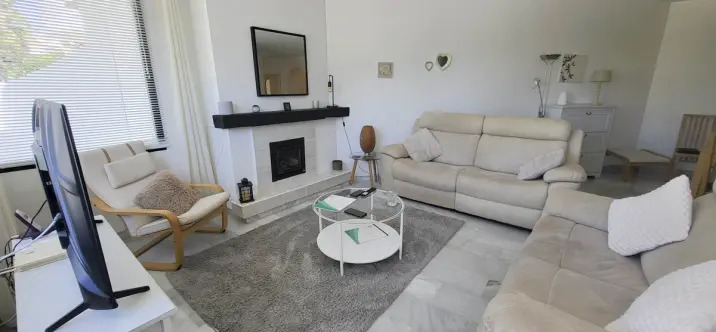 Sale of middle floor apartment in Calahonda 2