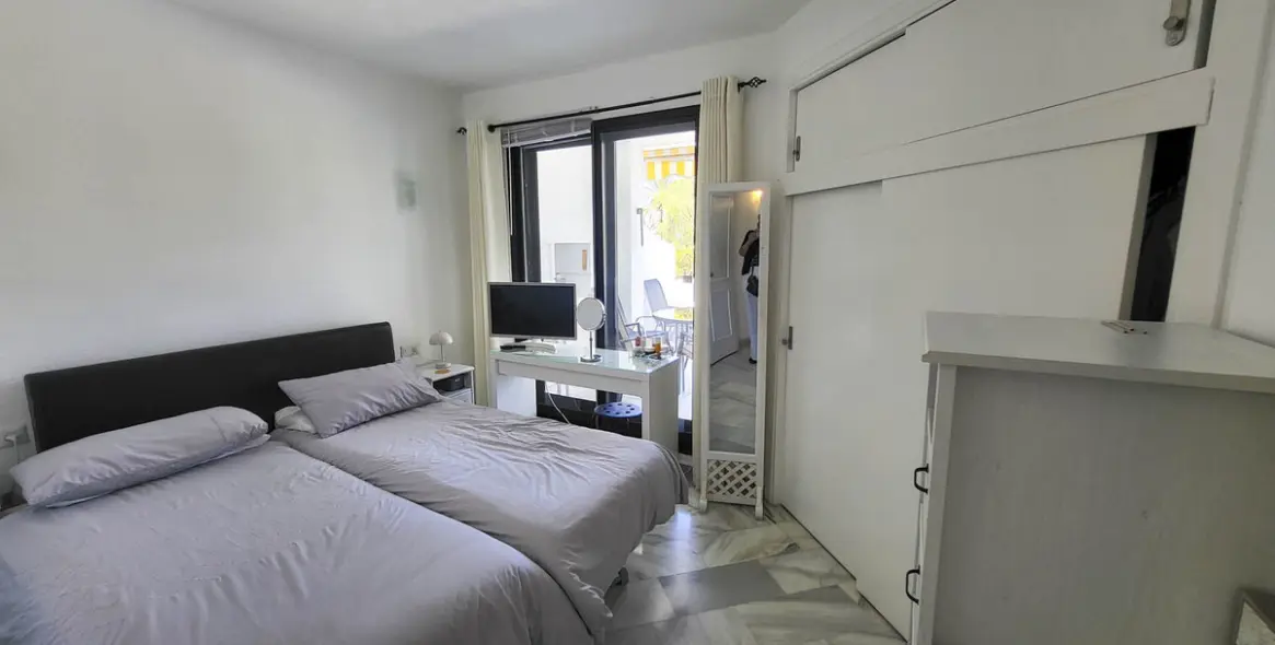 Sale of middle floor apartment in Calahonda 13