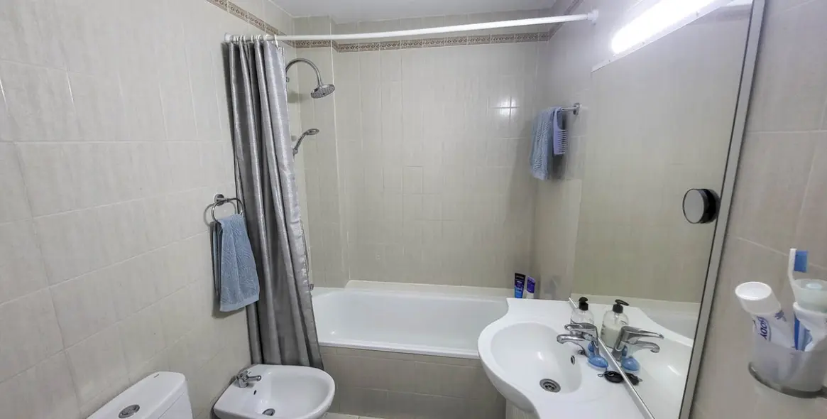 Sale of middle floor apartment in Calahonda 15