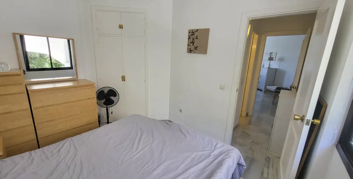 Sale of middle floor apartment in Calahonda 17