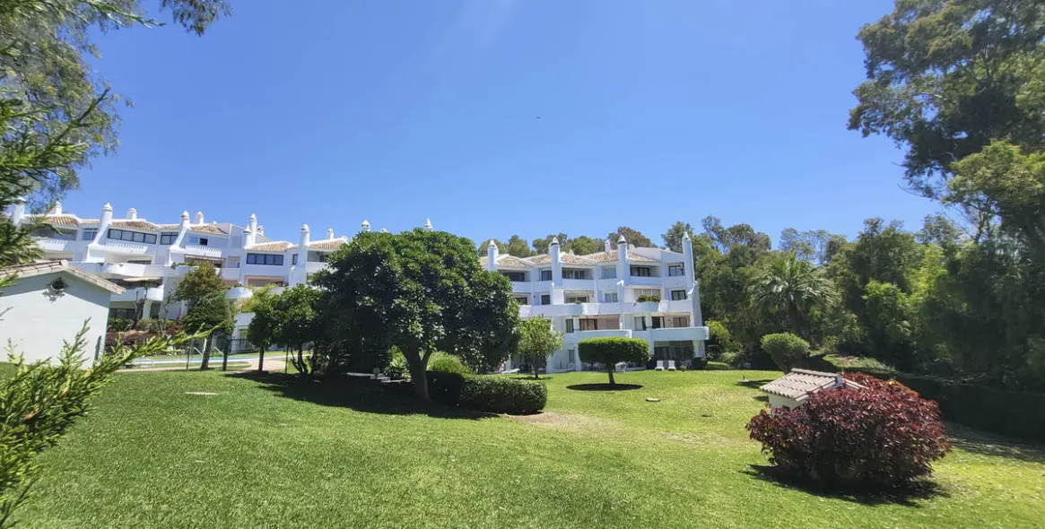 Sale of middle floor apartment in Calahonda 23