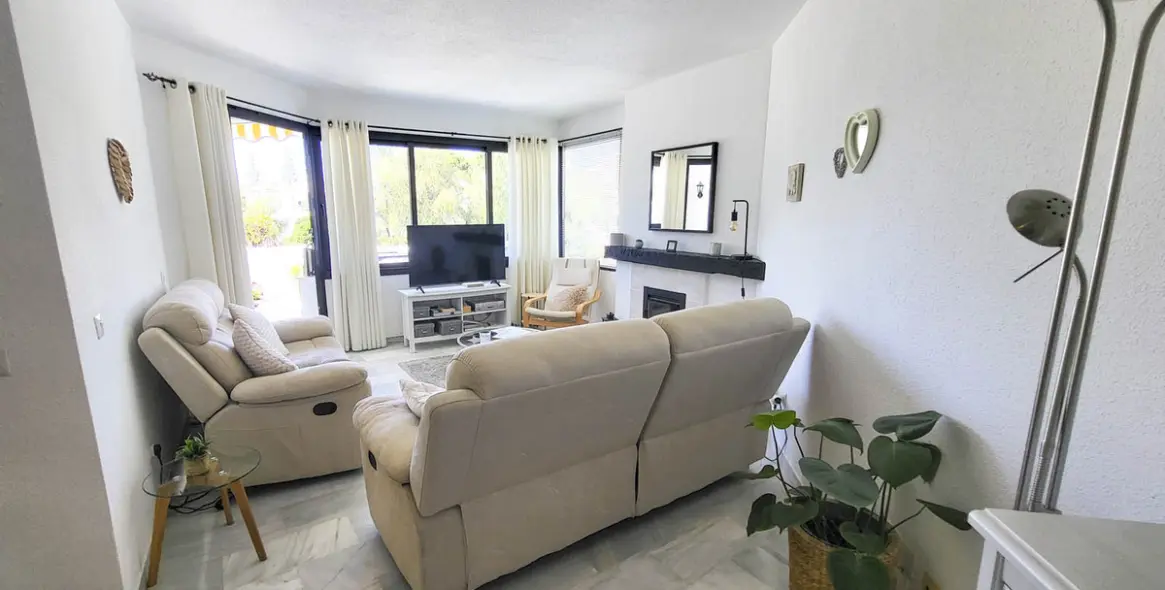 Sale of middle floor apartment in Calahonda 24