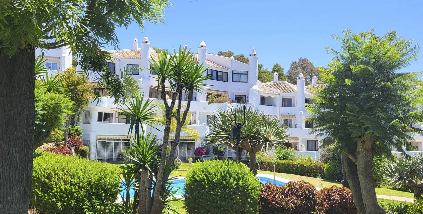Venta de apartamento en planta media en Calahonda 1