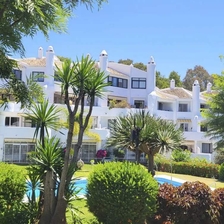 Sale of middle floor apartment in Calahonda