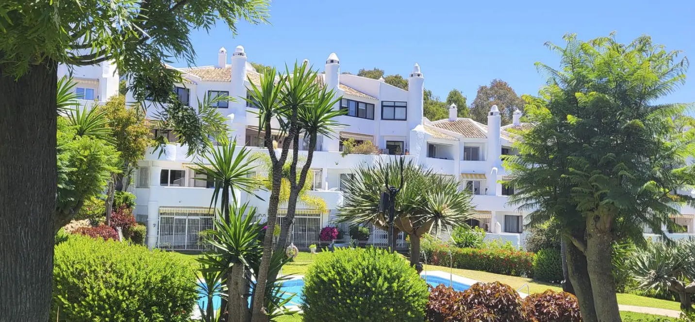Sale of middle floor apartment in Calahonda 0