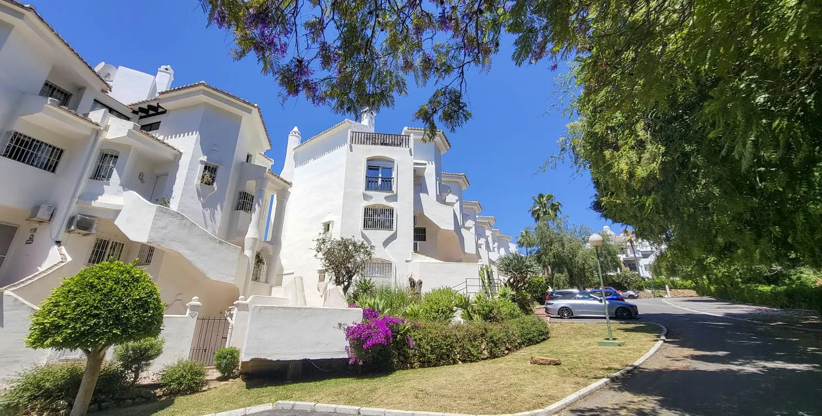 Venta de apartamento en planta media en Calahonda 2