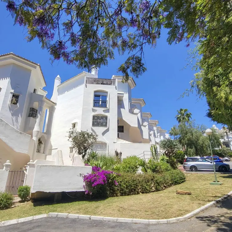Sale of middle floor apartment in Calahonda