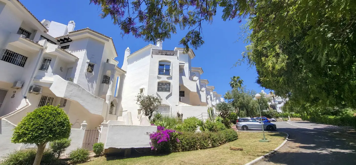 Sale of middle floor apartment in Calahonda 1
