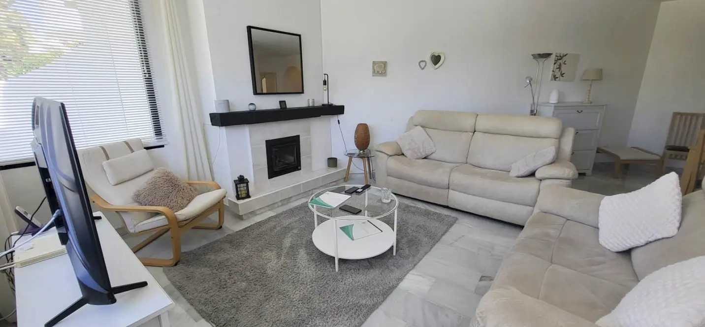 Sale of middle floor apartment in Calahonda 2