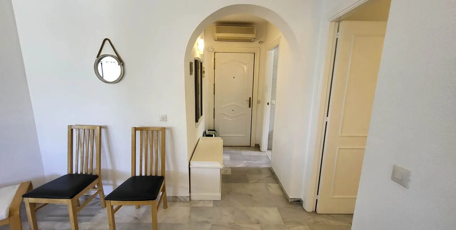 Venta de apartamento en planta media en Calahonda 4