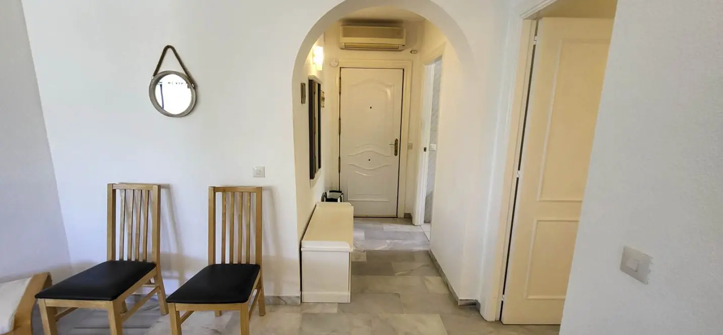 Sale of middle floor apartment in Calahonda 3