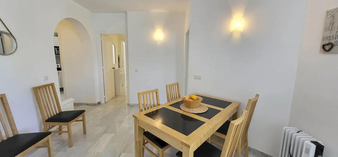 Sale of middle floor apartment in Calahonda 4