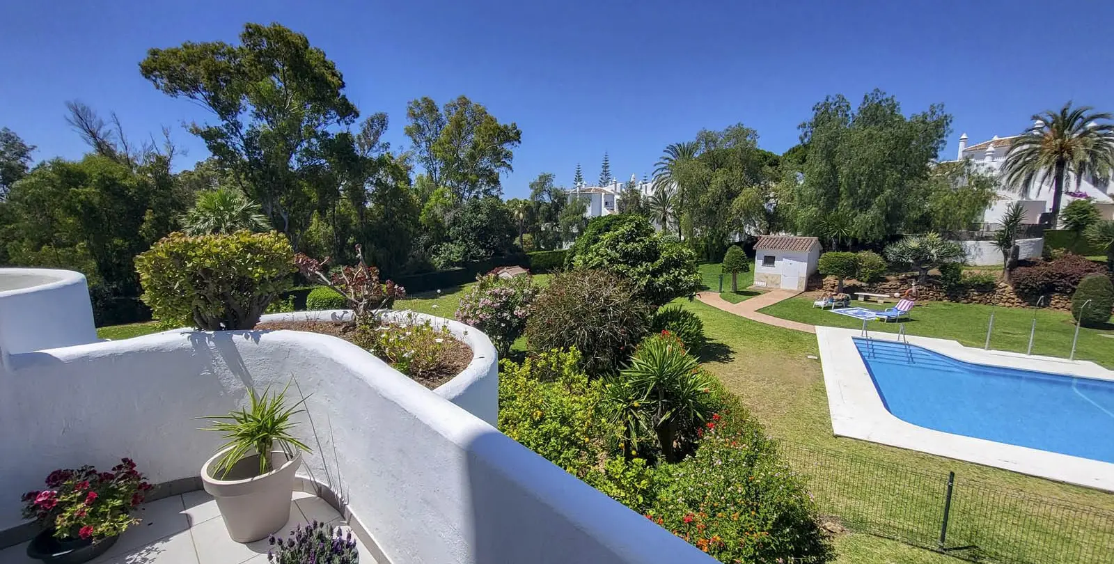 Venta de apartamento en planta media en Calahonda 6