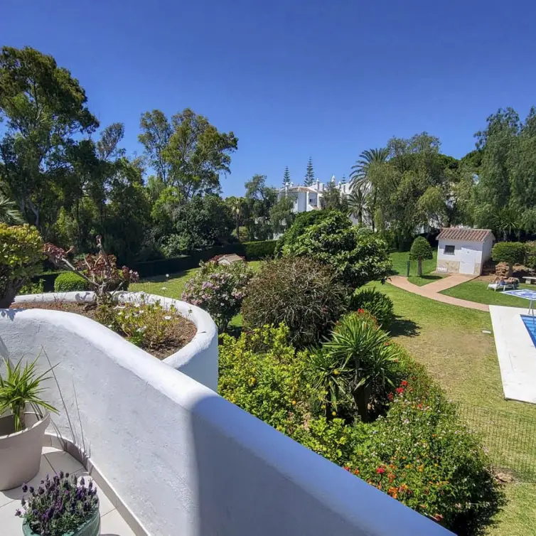 Sale of middle floor apartment in Calahonda