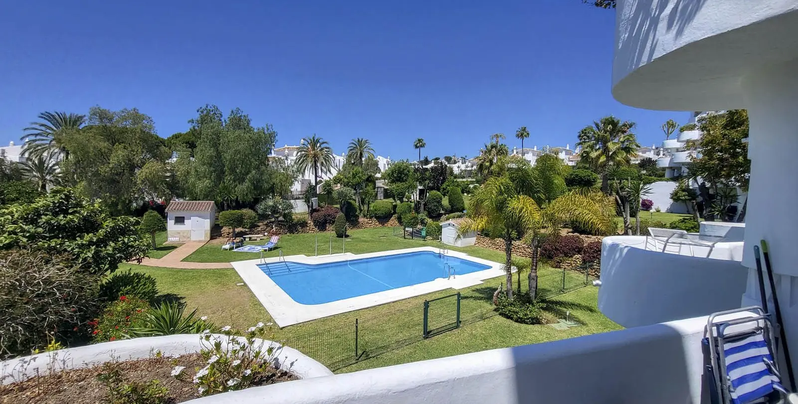 Venta de apartamento en planta media en Calahonda 7