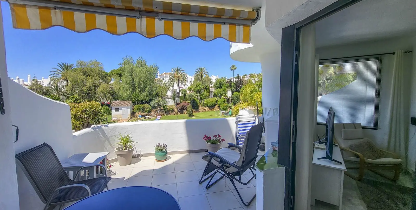 Venta de apartamento en planta media en Calahonda 8