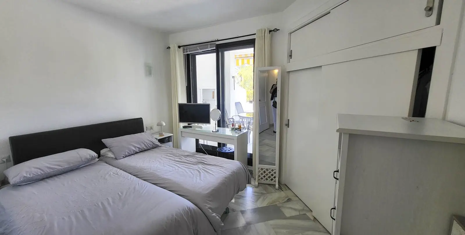Venta de apartamento en planta media en Calahonda 13