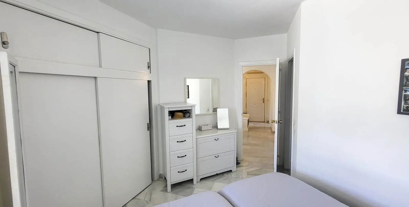 Venta de apartamento en planta media en Calahonda 14