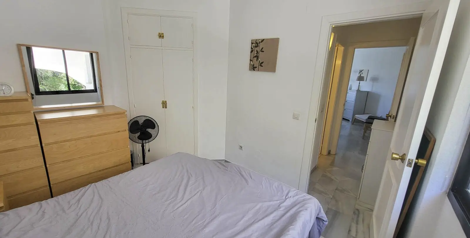 Venta de apartamento en planta media en Calahonda 17
