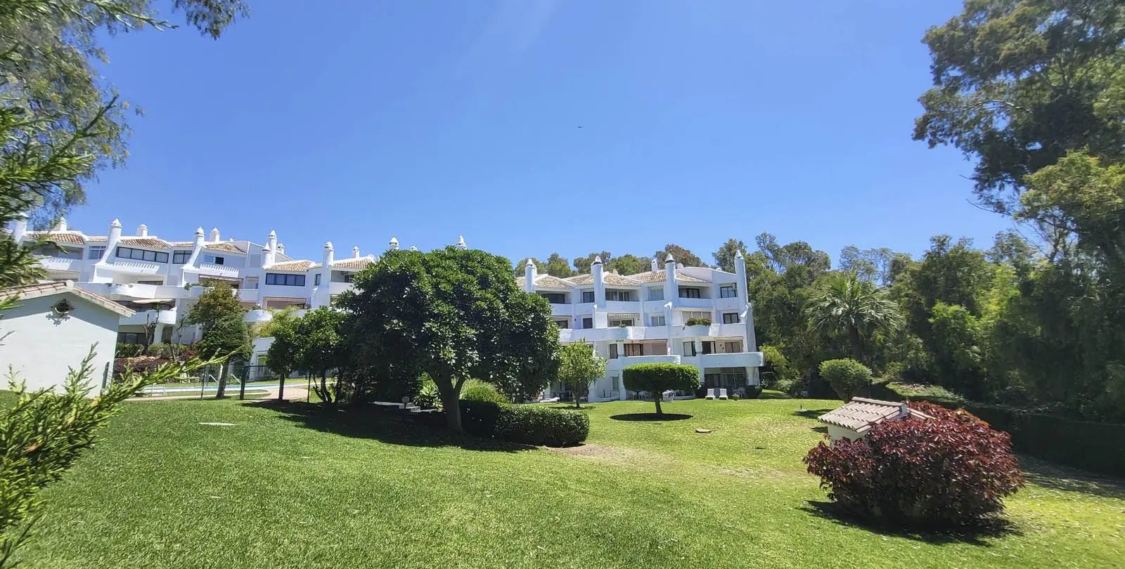 Venta de apartamento en planta media en Calahonda 23