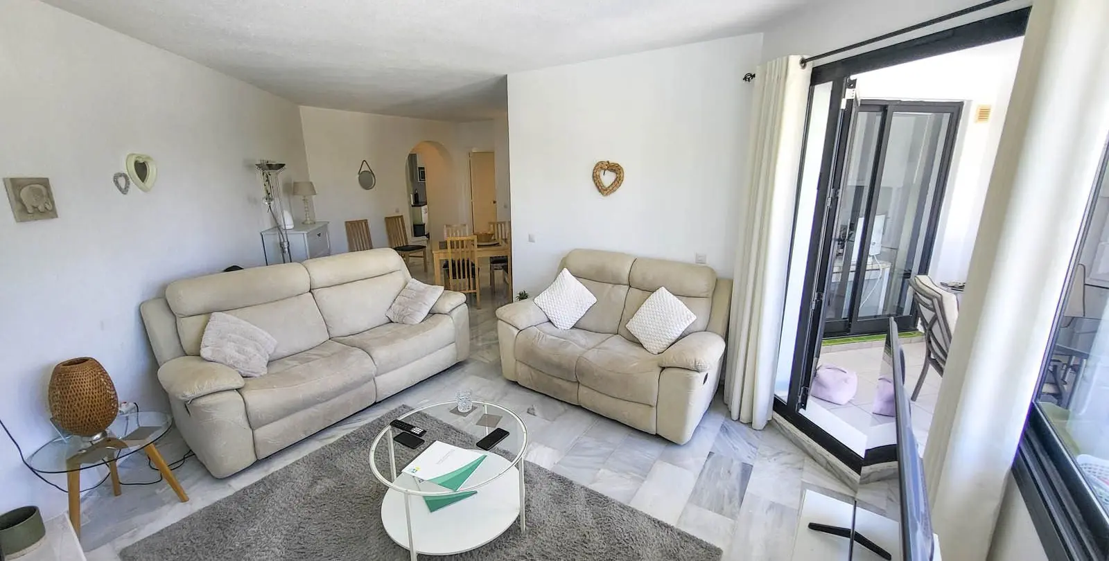 Venta de apartamento en planta media en Calahonda 25