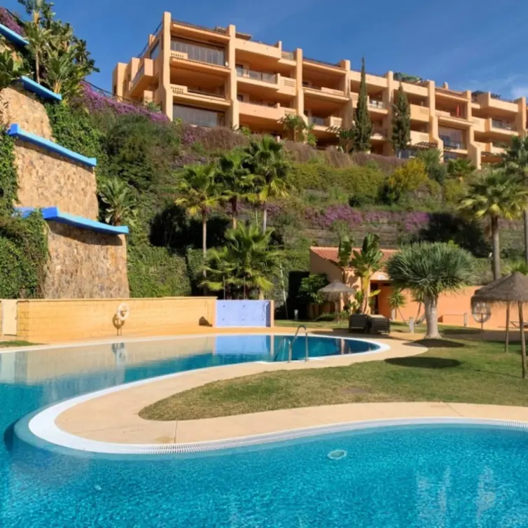 Sale of middle floor apartment in Calanova Golf