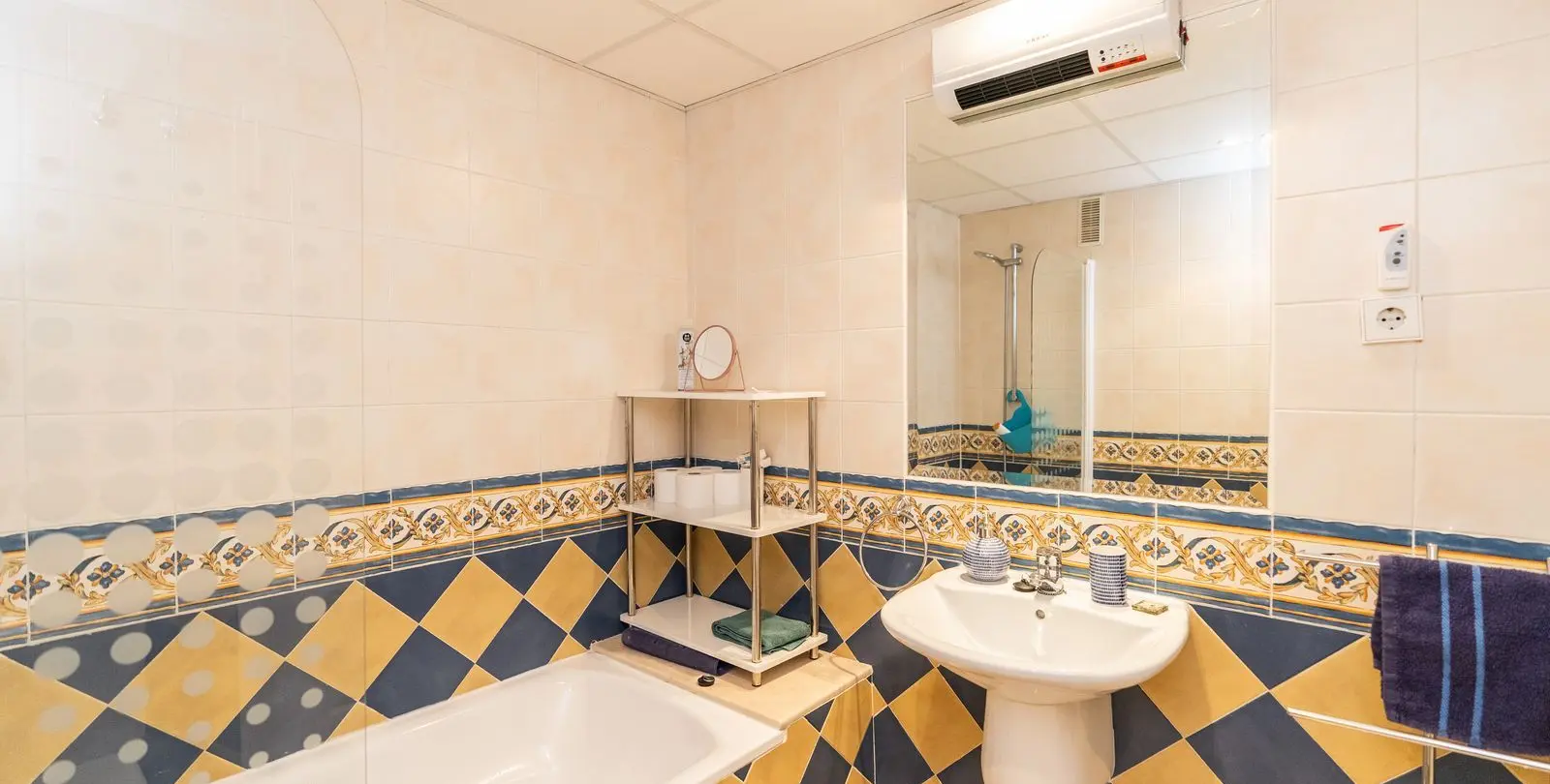 Sale of ground floor apartment in Miraflores 9