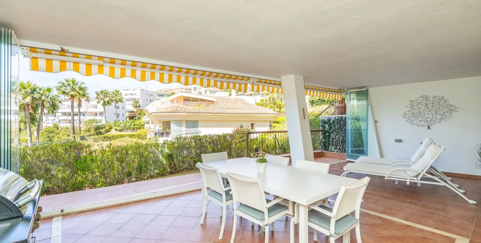 Sale of ground floor apartment in Miraflores 15
