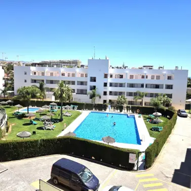 Venta de apartamento en planta media en Miraflores