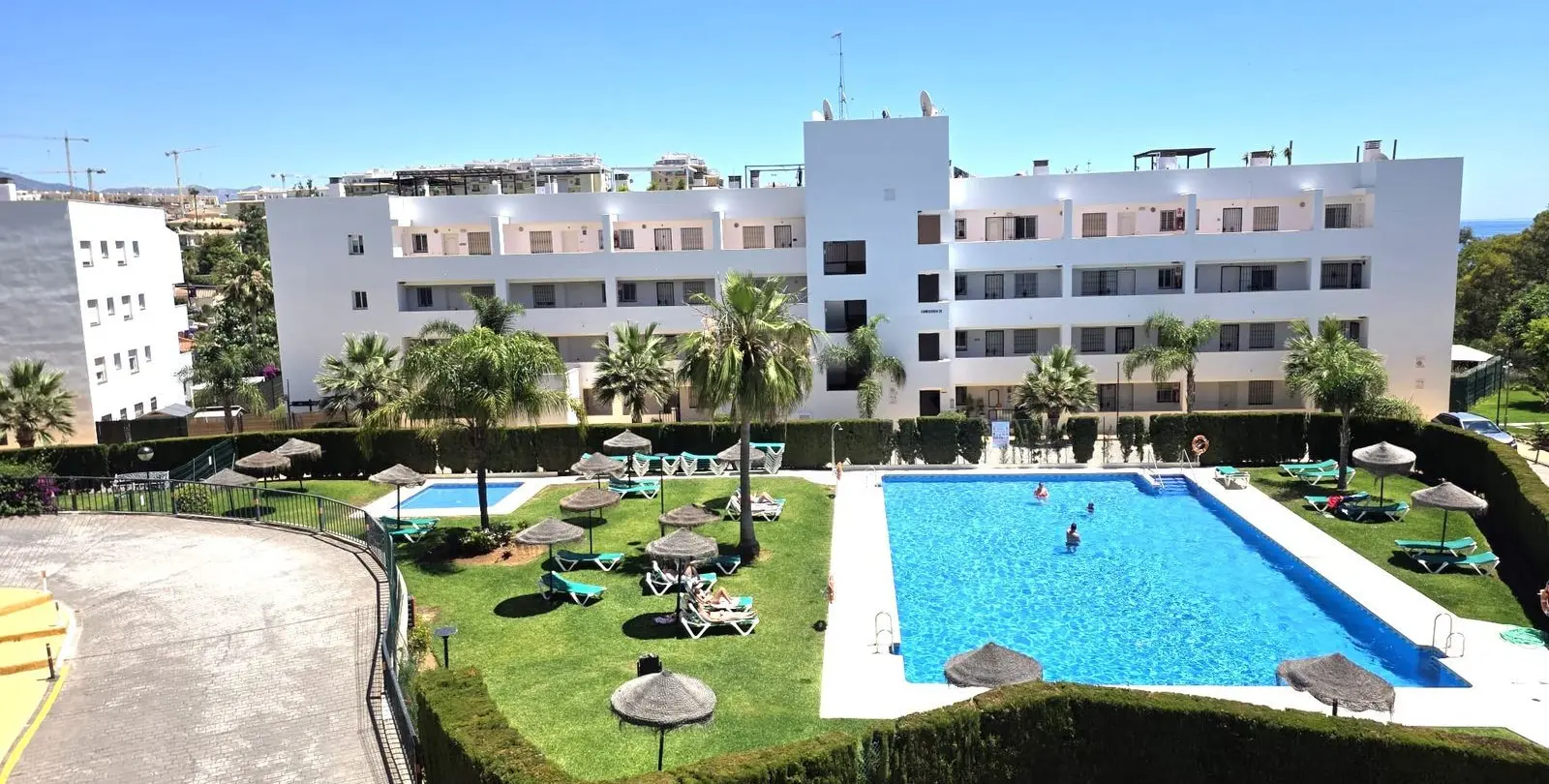 Venta de apartamento en planta media en Miraflores 13