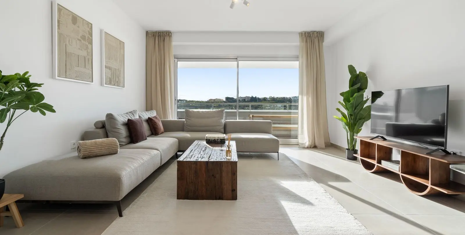 Sale of ground floor apartment in Estepona 1