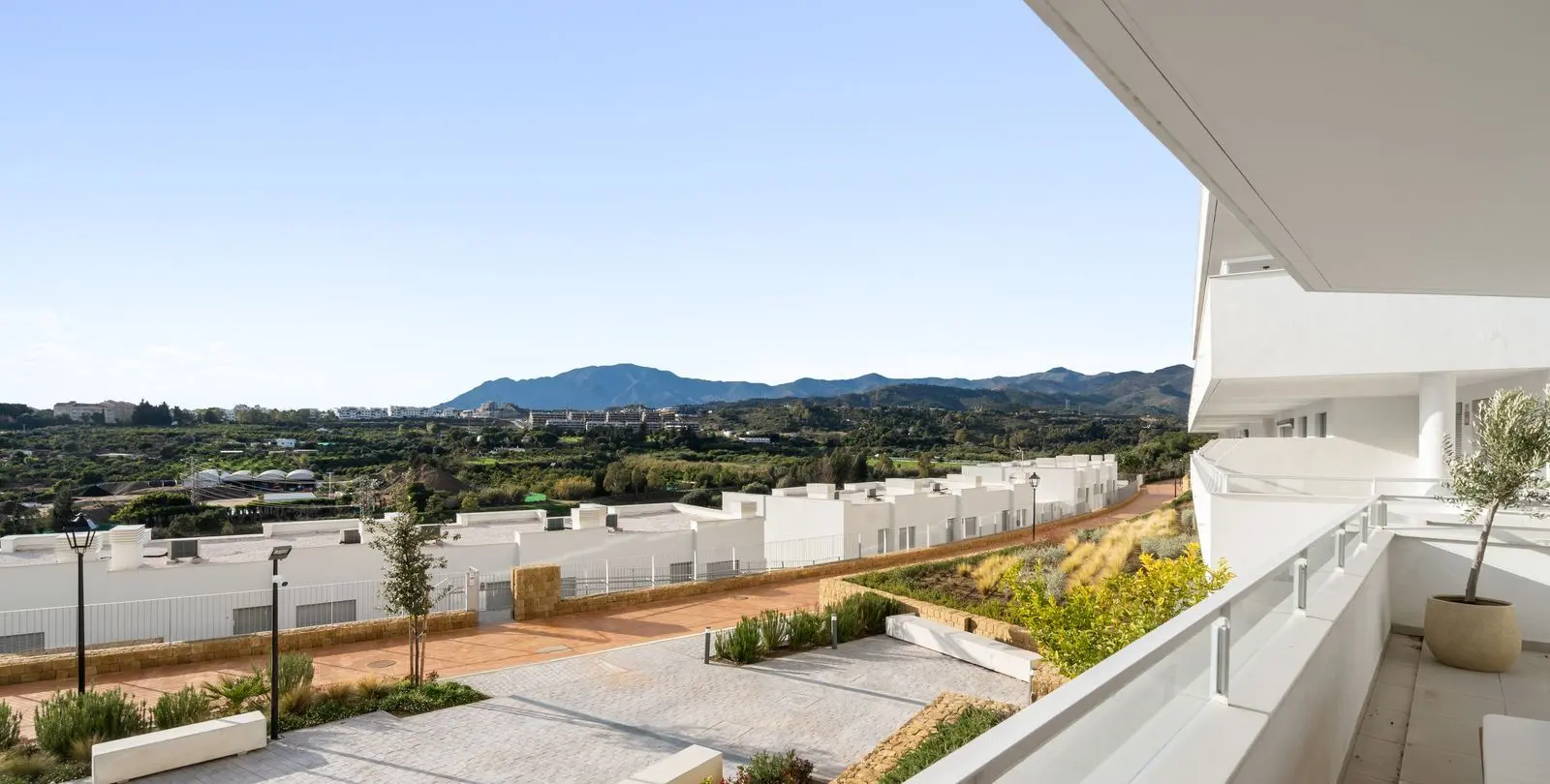 Sale of ground floor apartment in Estepona 13