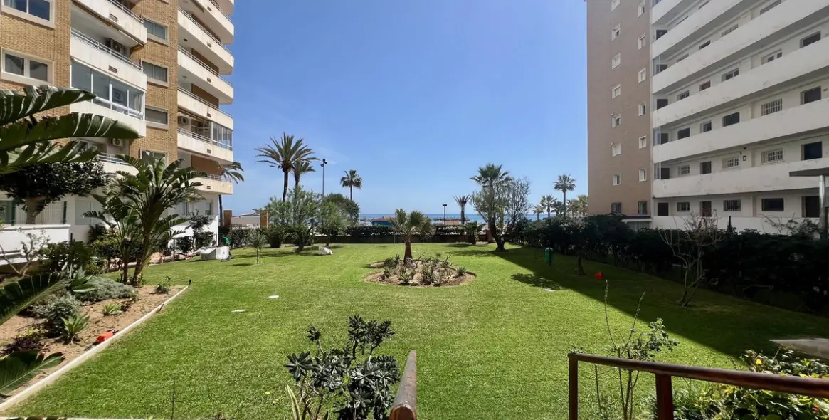 Sale of middle floor apartment in Fuengirola 1