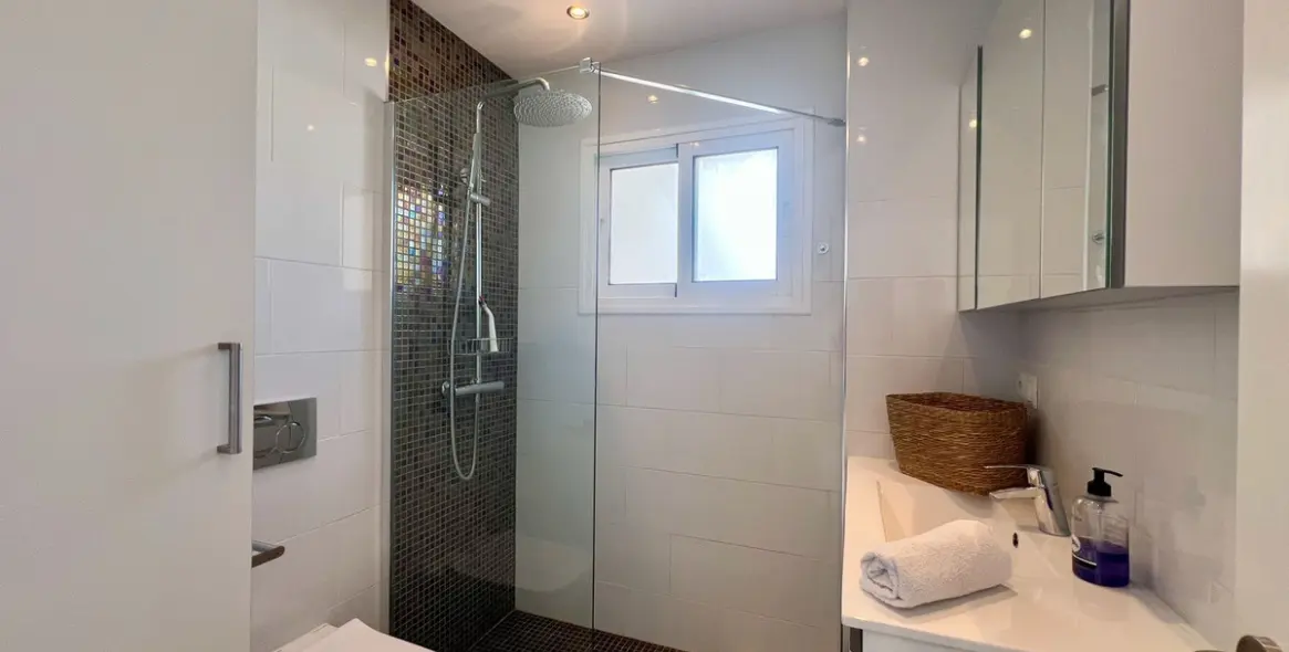 Sale of middle floor apartment in Fuengirola 10