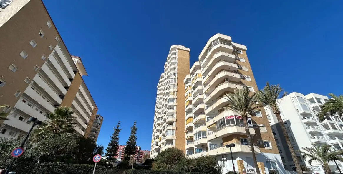 Sale of middle floor apartment in Fuengirola 12